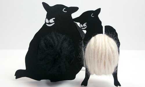 一般来说羊毛都是白色的，有个别品种产出黑色羊毛